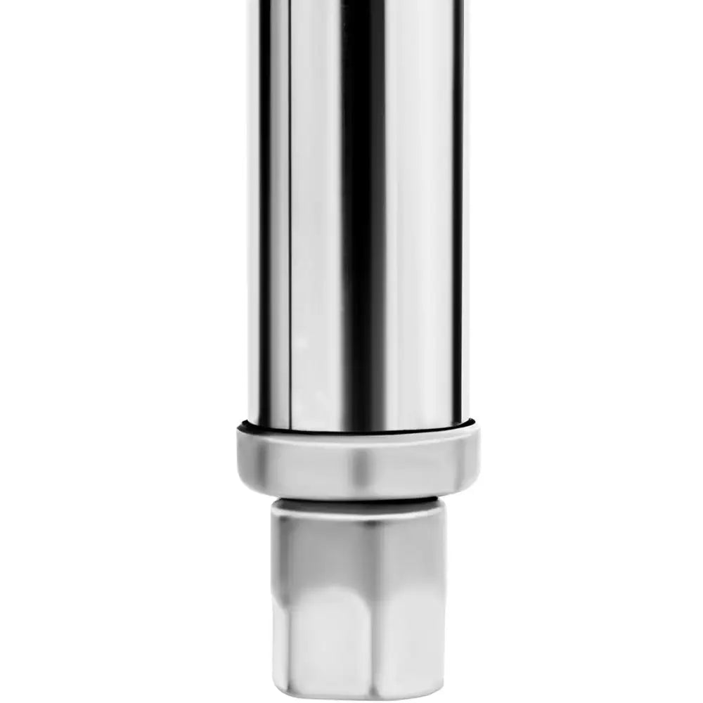 Metallisk lagringsstativ, nærbilde av sølvfarget rør med sekskantet ende og glatt sylinderformet overflate.