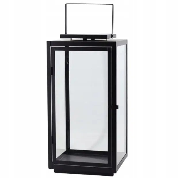 Metalllykt i sort med firkantet form, store glassflater og bærehåndtak, sett fra skrå vinkel.