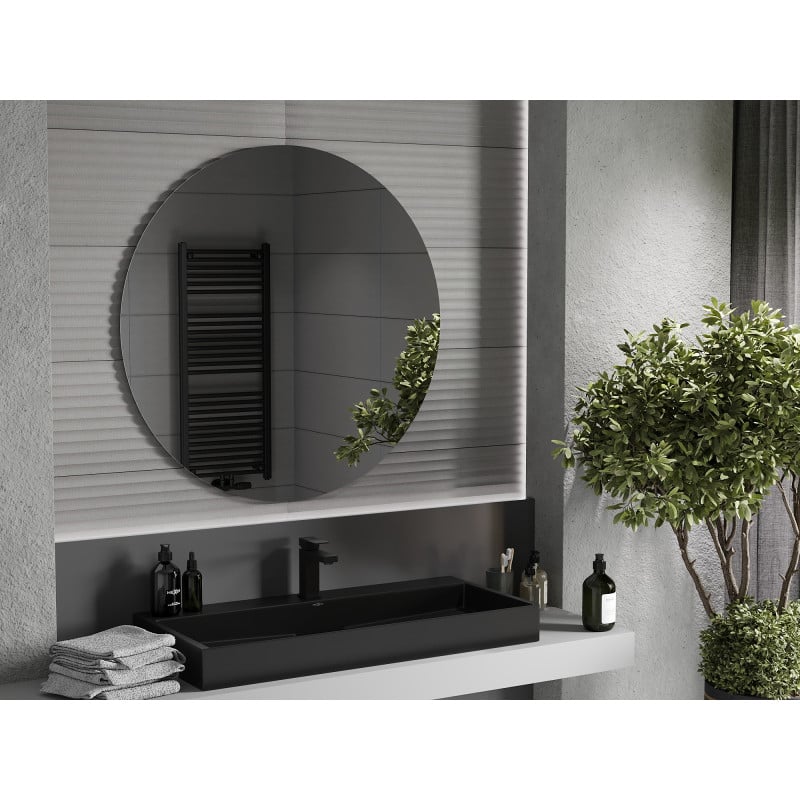Speil til bad rund Mexen Alto 100 x 100 cm over svart servant med toalettsaker og grønne planter.