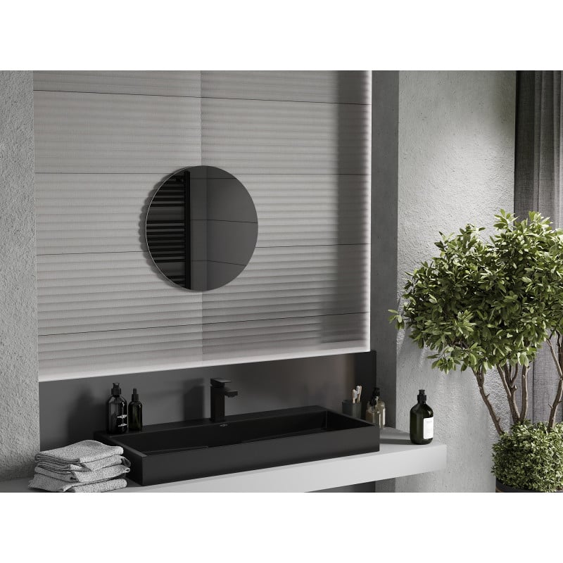 Speil til bad rund Mexen Alto 50 x 50 cm på vegg over sort servant med grønne planter.