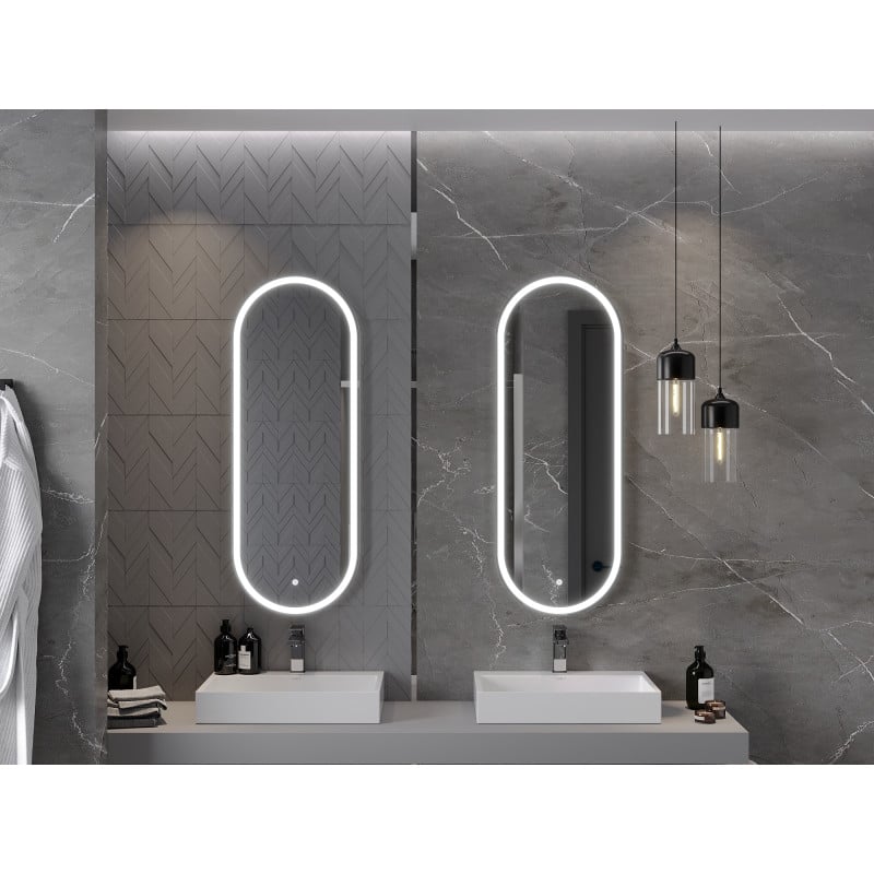 Speil bad rektangulært LED-speil 45x120 cm med lys over hvite servantvasker og grå marmormønstret vegg.