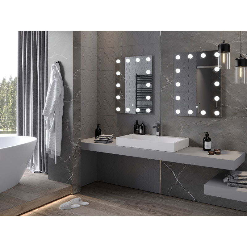 Speil til bad med lys Mexen Dona 60 x 80 cm LED, montert på grå flisvegg med rektangulær vask.