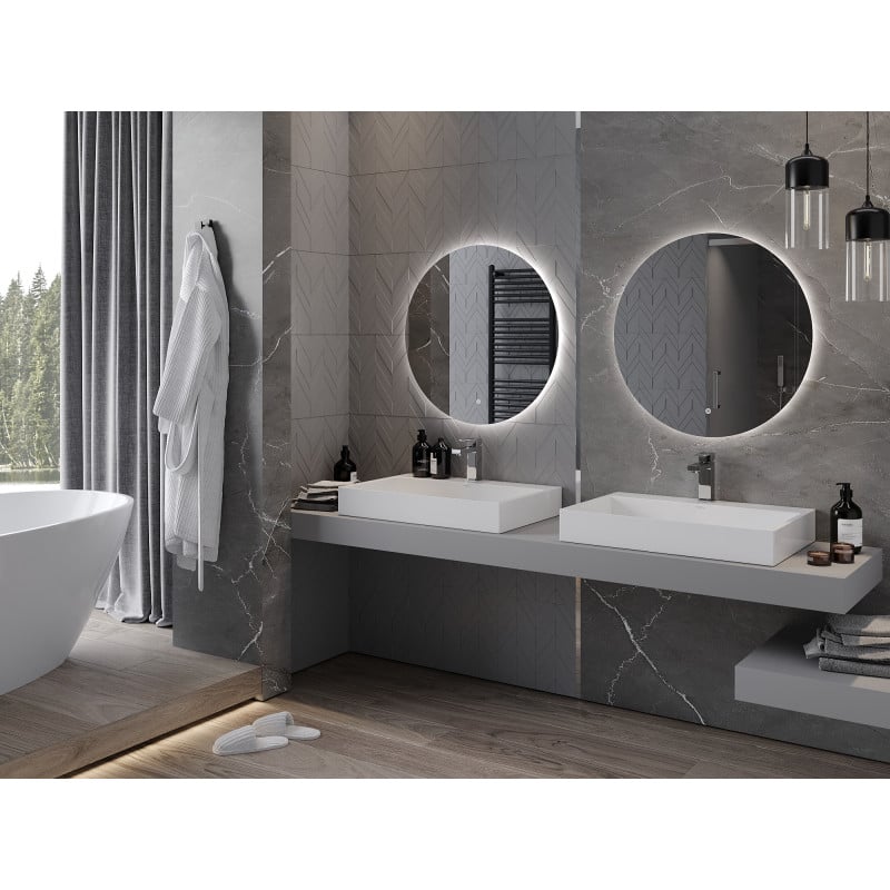 Speil til bad med lys rundt Mexen Erg 70 x 70 cm LED over doble servanter og mørk grå marmorvegg.