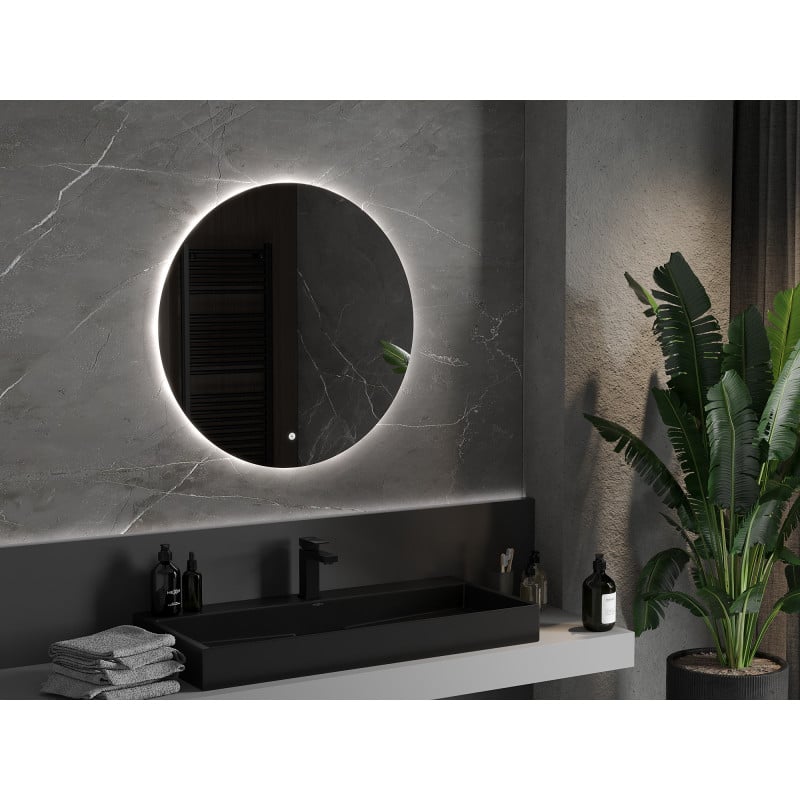 Baderomsspeil med lys rundt LED-speil 80 x 80 cm montert over sort servant på marmorinspirert vegg.