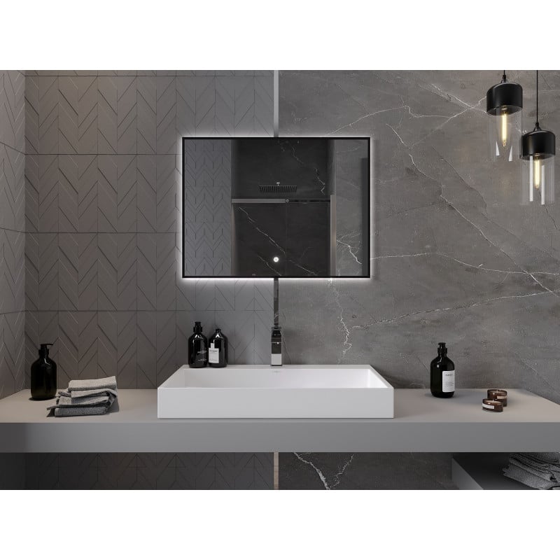 Speil bad med LED-lys og svart ramme, montert over hvit servant på moderne baderom.