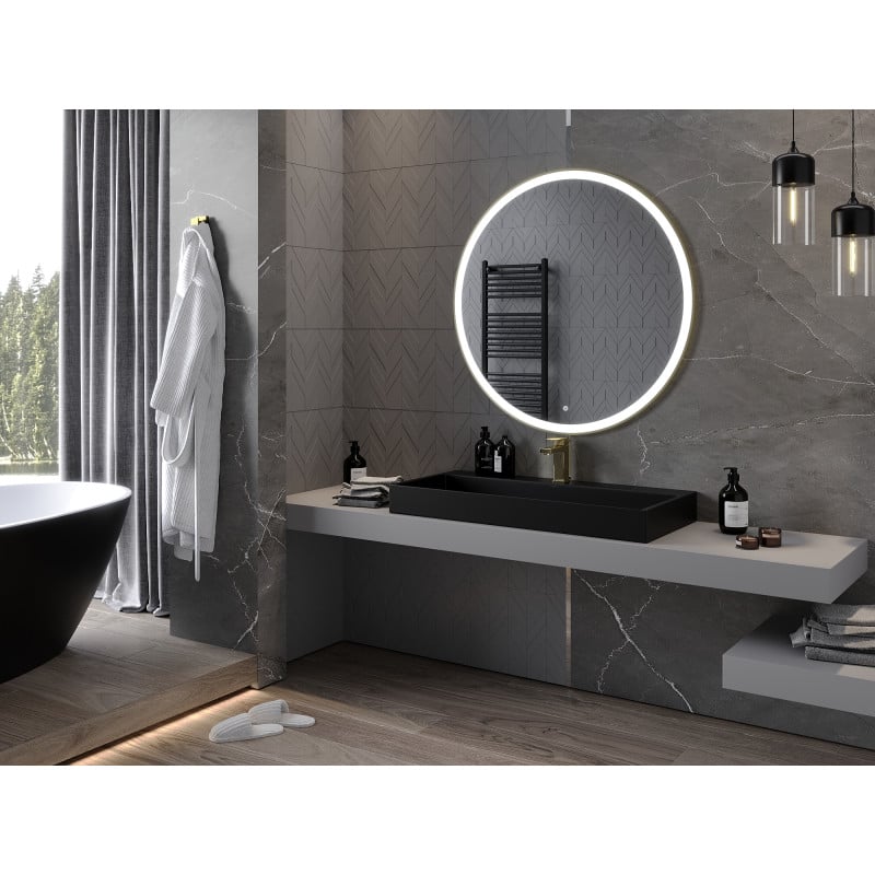 Speil til bad med lys rundt Mexen Esso 100 cm med gullramme over svart vask og messingarmatur.