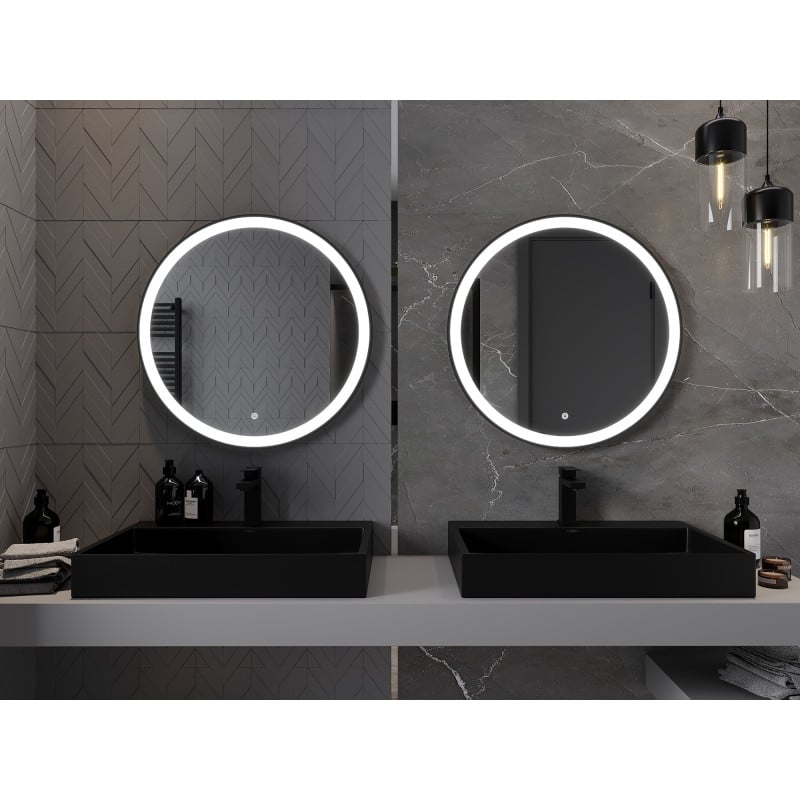 Speil bad med LED-lys rundt og svart ramme, henger over svarte servantkummer på moderne baderom.