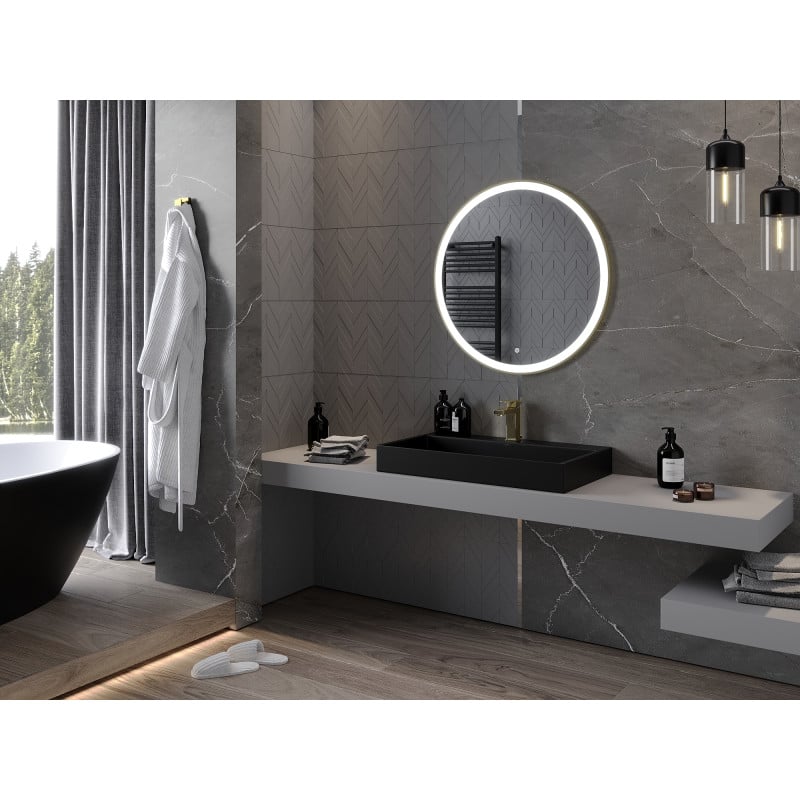 Speil til bad med lys Mexen Esso 80 cm med gullramme, LED 6000K, sett i moderne baderomsmiljø.