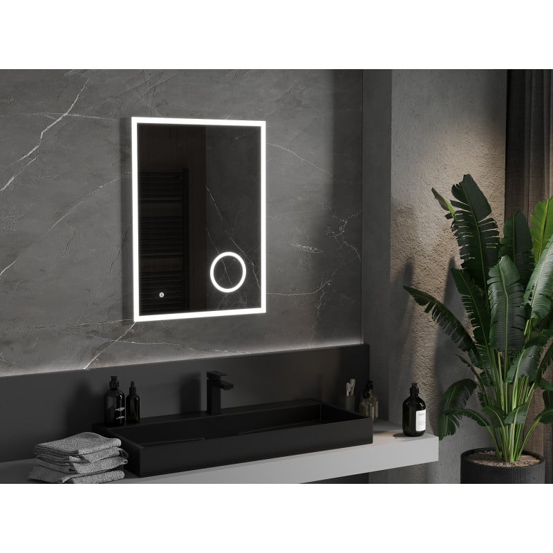 Baderomsspeil med lys Mexen Kala 60 x 80 cm med LED og rund forstørrelsesdel på mørk marmormønstret vegg.