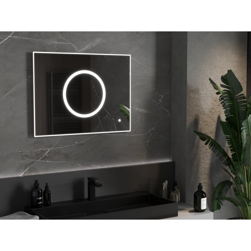 Baderomsspeil med lys Mexen Koga 80 x 60 cm med LED-ramme og opplyst sirkel på mørk baderomsvegg.