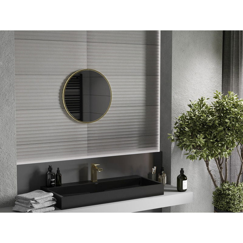 Speil til bad rund Mexen Loft med gullramme over sort servant og gull armatur, grønne planter og håndklær.