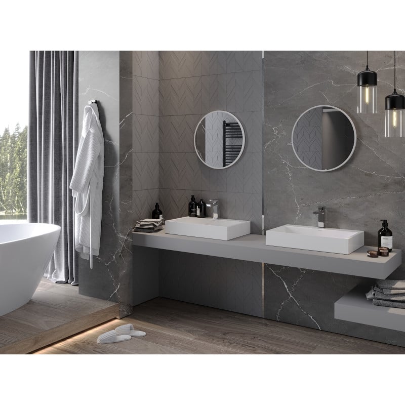 Speil baderom rund 50 x 50 cm med hvit ramme fra Mexen Loft over hvite servanter.