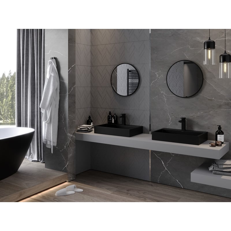 Speil baderom rund Mexen Loft 50x50 cm med svart ramme over doble sorte vasker og grå marmorfliser.