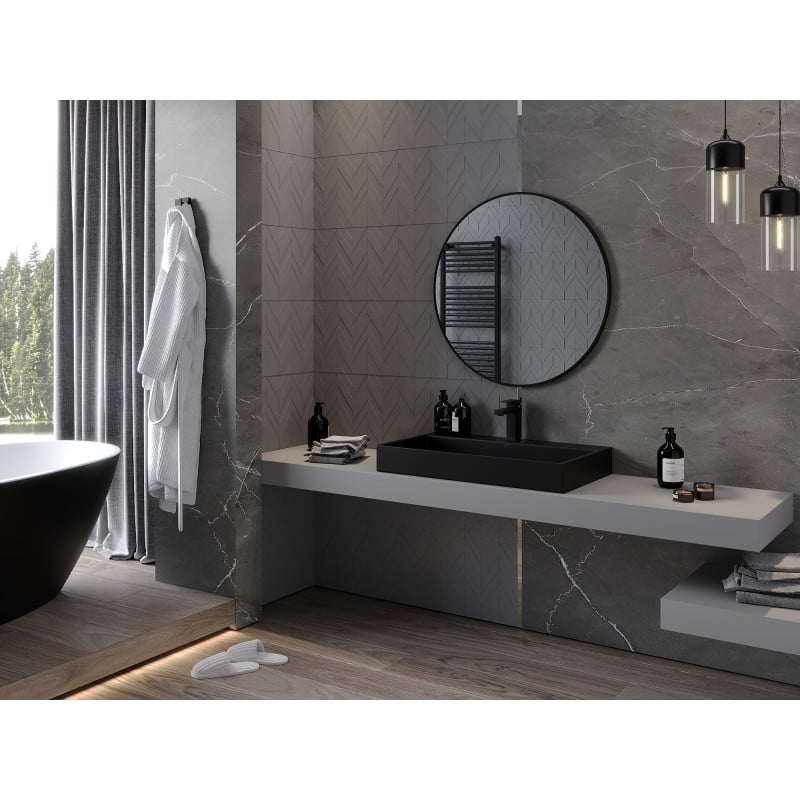 Speil baderom Mexen Loft 80 cm rundt med svart ramme over sort servant og grå fliser.