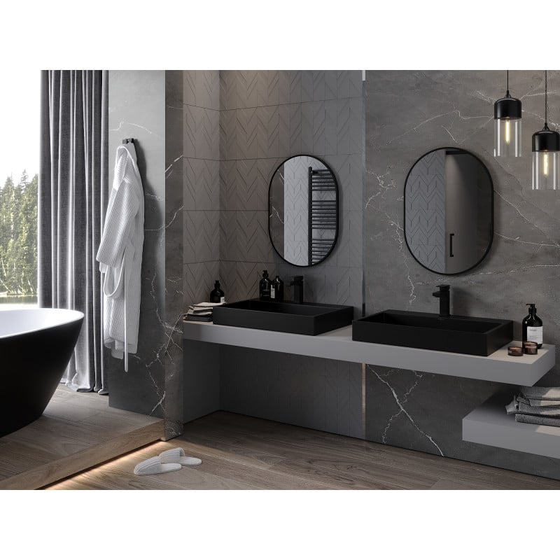 Speil baderom ovalt 70 x 50 cm med svart aluminiumsramme over svarte servantboller og hvit benkeplate.