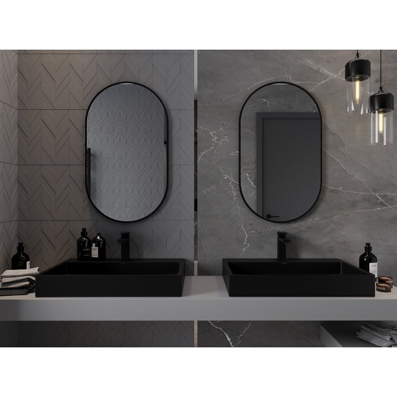 Speil til baderom ovalt Mexen Loft 85x50 cm med svart ramme over to servanter og svarte armaturer.