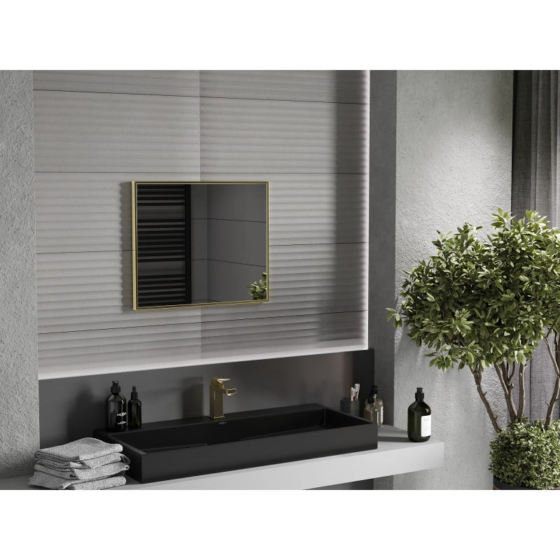 Speil til bad rektangulært 60 x 50 cm med gullramme, over svart servant og gullfarget blandebatteri.