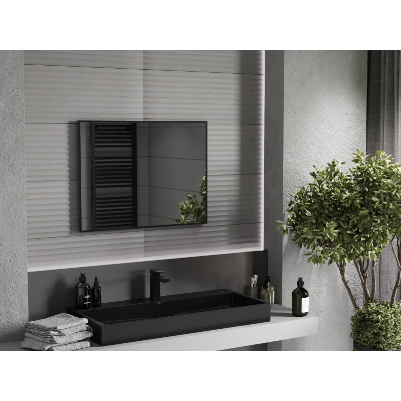 Speil til bad Mexen Loft 80 x 60 cm med svart ramme over moderne vask og grønne planter.