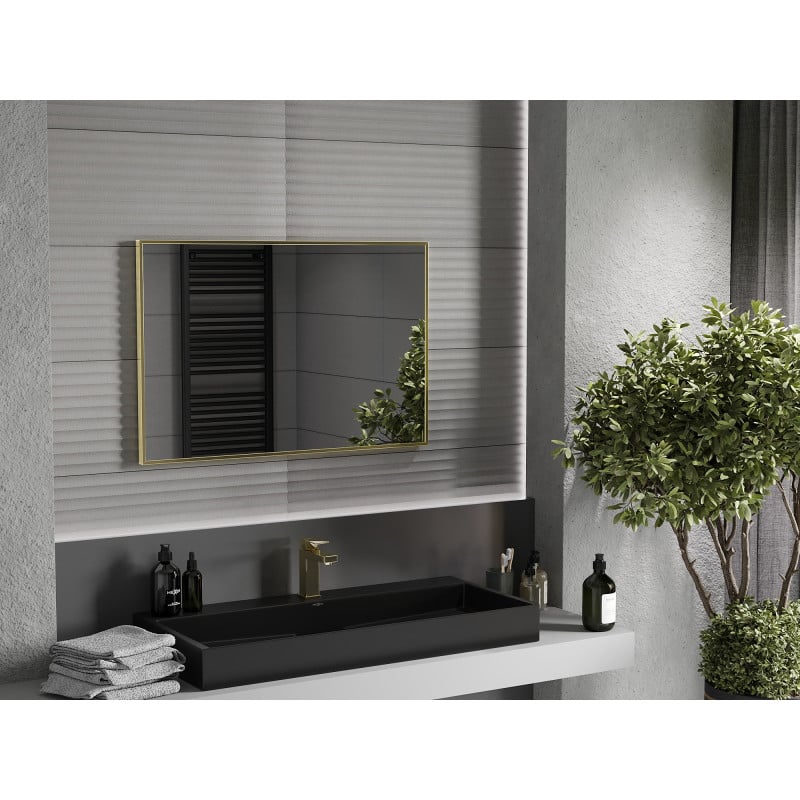 Speil til bad Mexen Loft 90 x 60 cm med gullramme over sort servant og grå benkeplate.