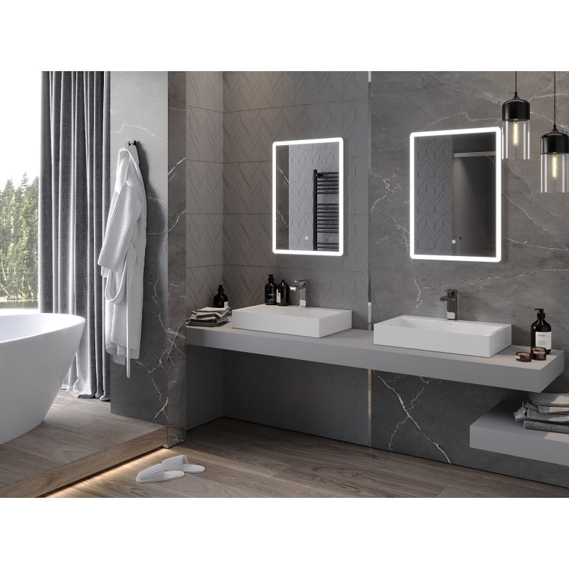 Speil til bad med lys Mexen Navia over dobbel servant med grå benkeplate og sorte detaljer.
