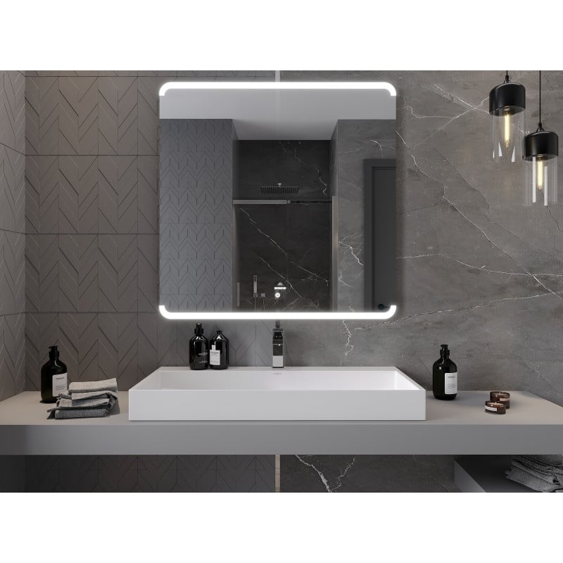 Speil bad rektangulært speil med LED-lys rundt kantene, montert på moderne baderomsvegg.