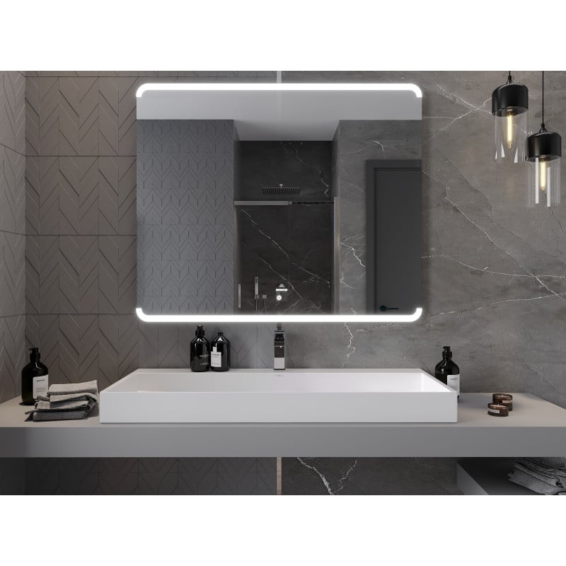 Speil bad med LED-lys Mexen Nida 120 x 100 cm over hvit servant på grå benkeplate.