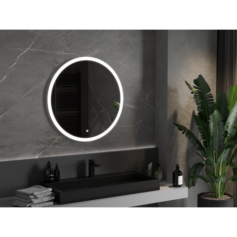 Baderomsspeil med lys rundt Mexen Oro 80 x 80 cm montert over svart servant, grønne planter ved siden.