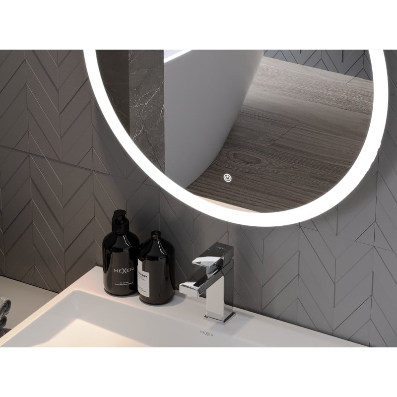 Speil til bad Mexen Oro rundt LED-speil over servant med kromarmatur og svarte såpedispensere.