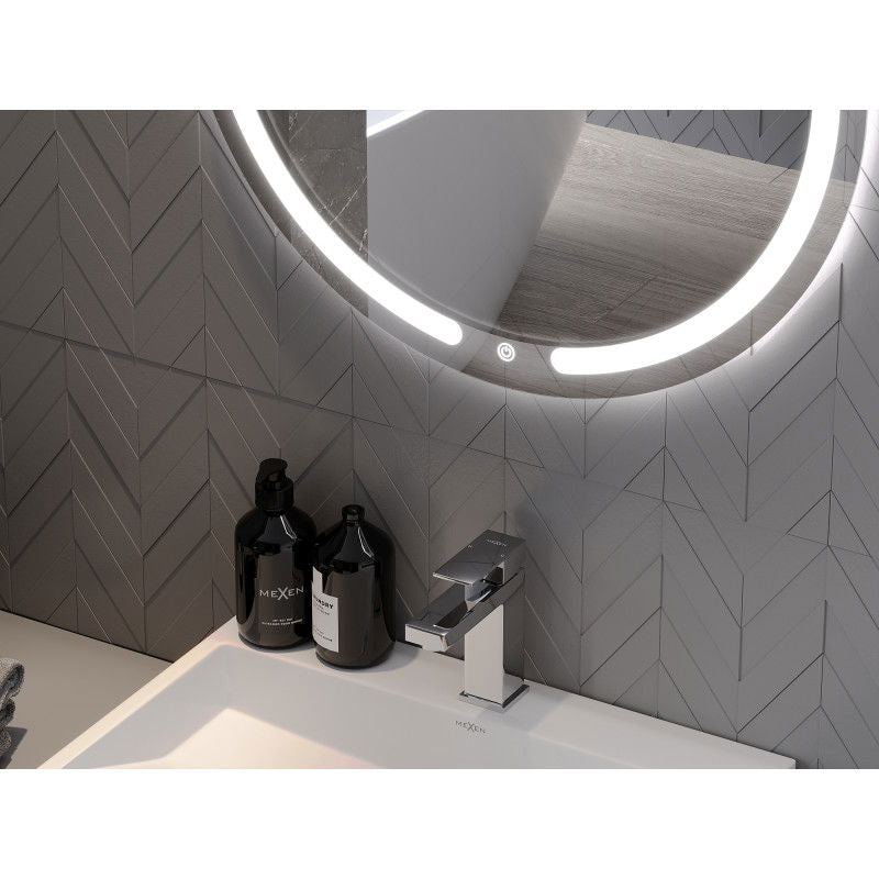 Speil til bad med LED-lys, rundt Mexen Rose 80 x 80 cm over servant med krom kran og svarte dispensere.