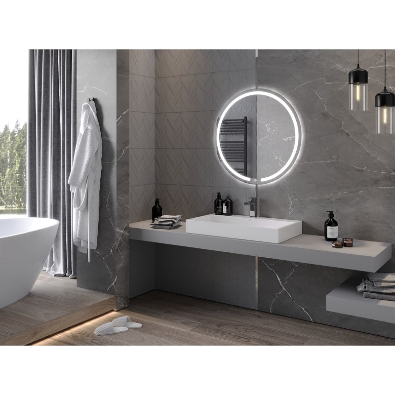 Speil til bad med lys rundt Mexen Rose 80 x 80 cm over hvit vask med svarte detaljer.