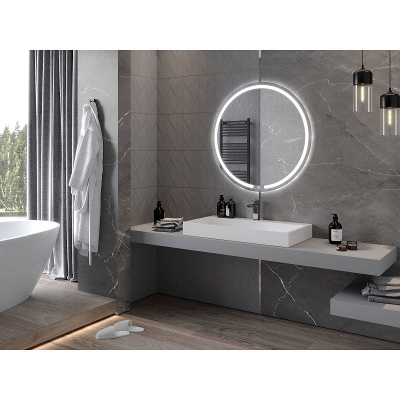 Speil til bad med lys rundt Mexen Rose 90 cm montert over grå servant mot grå marmorfliser.