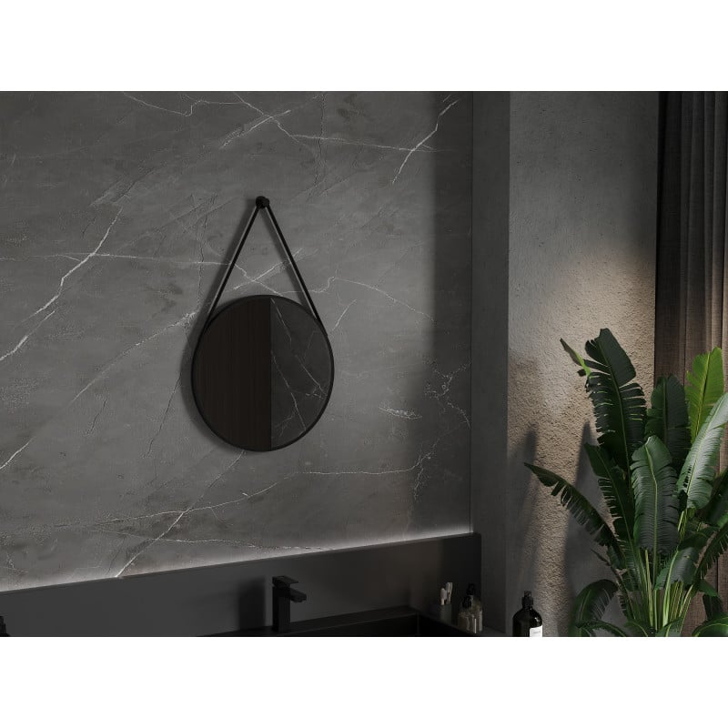 Speil til bad rund Mexen String 50 x 50 cm med svart aluminiumsramme på grå marmorinspirert vegg.