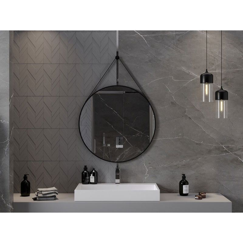Speil til baderom rund Mexen String 80x80 cm med svart ramme, lærreim og grå marmorinspirert bakgrunn.