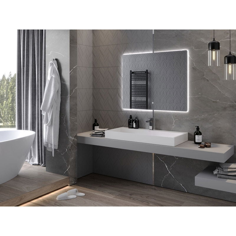 Speil til bad med lys Mexen Sun 100x80 cm LED-speil montert over rektangulær vask på grått baderom.