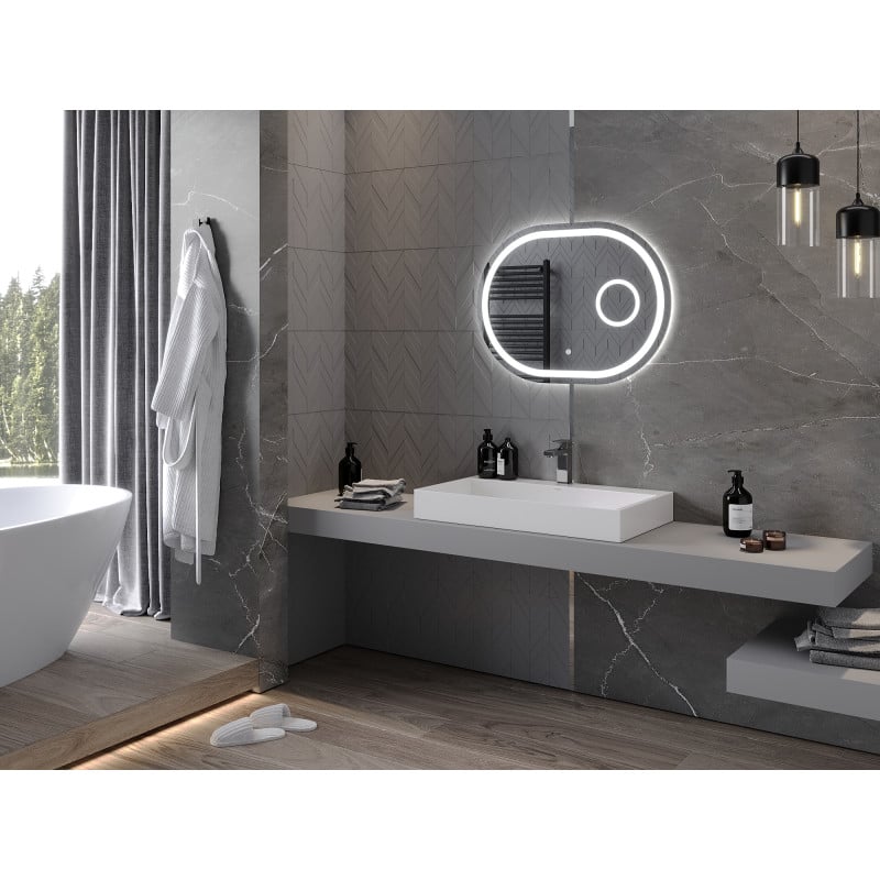 Speil til bad med lys Mexen Umba 80 x 60 cm LED på grått baderom med servant og dekor.