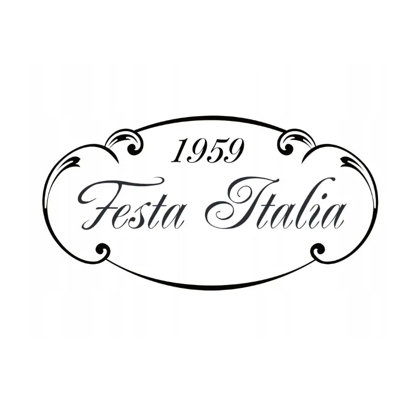 Svart kursiv tekst "1959 Festa Italia" med elegant ramme på hvit bakgrunn, detalj fra servisesettet.