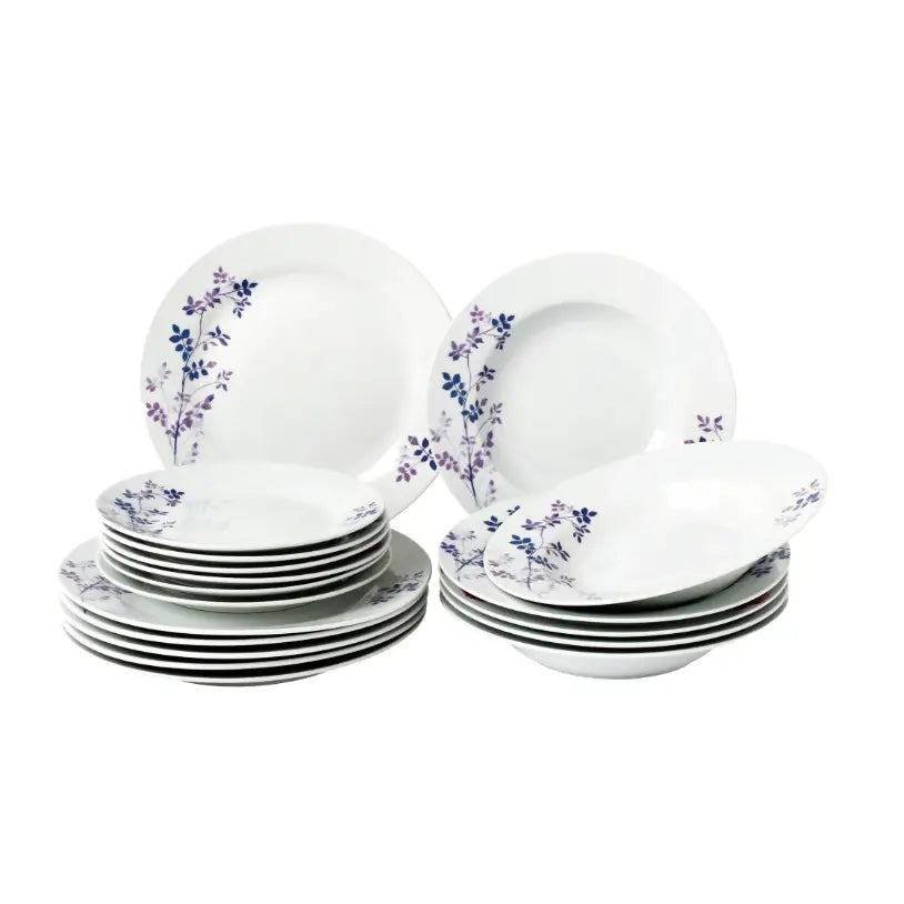 Middagsservise 18 deler, hvite porselenstallerkener med blå og lilla blomstermotiv, sett fra skrå vinkel.