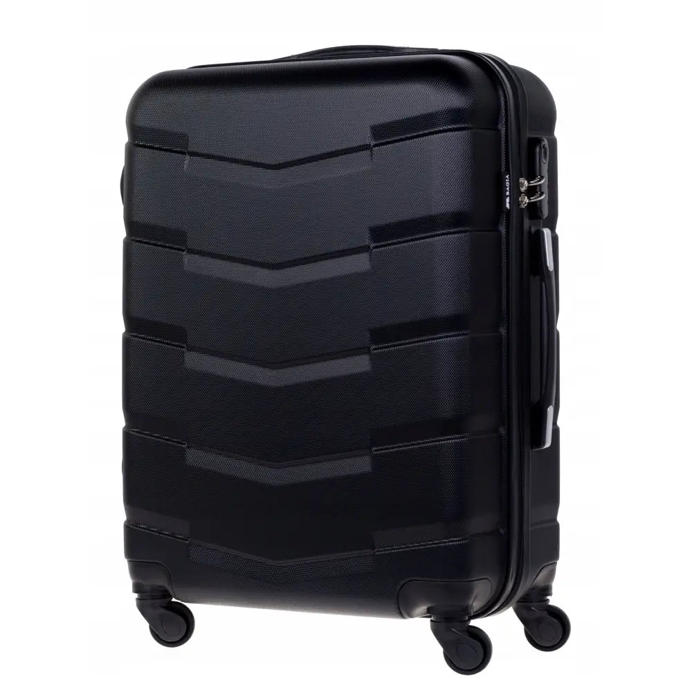 Sort Bagia 65L reisekoffert i hardplast, skrå vinkel som fremhever fire hjul, strukturert overflate og sidelås.