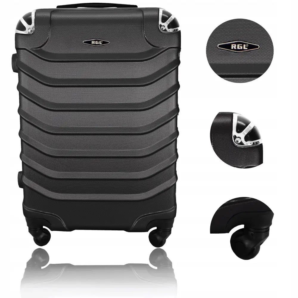 Sort reisekoffert i hardplast, frontvisning med strukturert overflate, sølv hjørnebeskyttere og fire hjul.