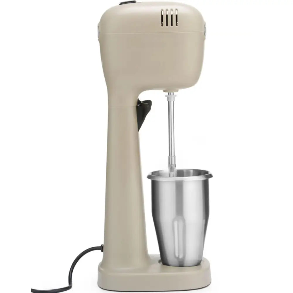 Mikser med skummelapper for melkecocktails i karamellfarge, sett fra siden med stålkopp og synlig strømledning.