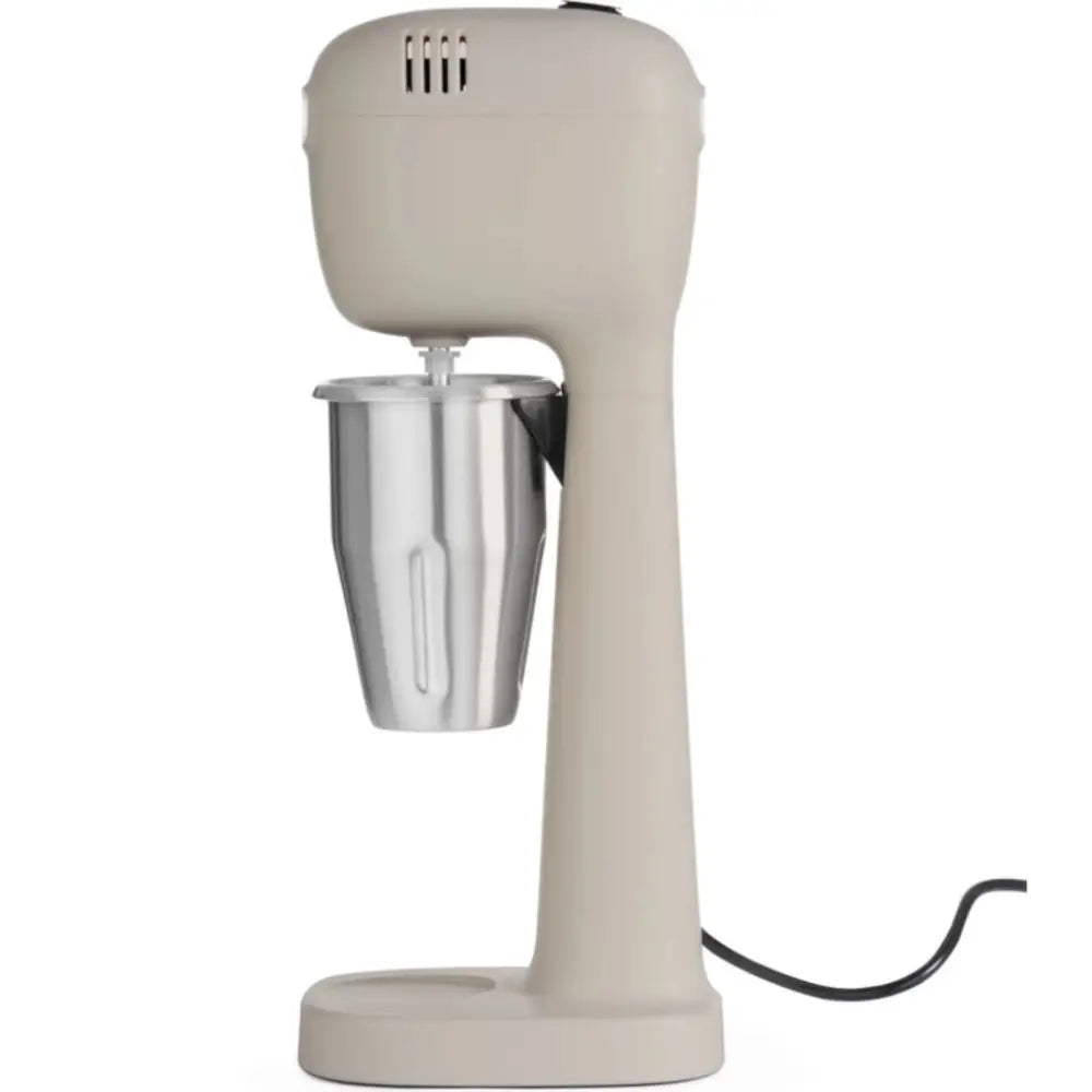 Mikser for melkecocktails i karamellfarge, sidevisning med blank stålkopp og synlig strømkabel.