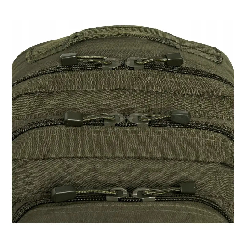 Militær ryggsekk Mil-Tec, nærbilde av tre glidelåslommer med doble glidelås og synlige sømdetaljer.