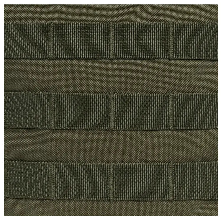 Militær ryggsekk i olivengrønt, detalj av tre horisontale MOLLE-bånd i robust tekstil.