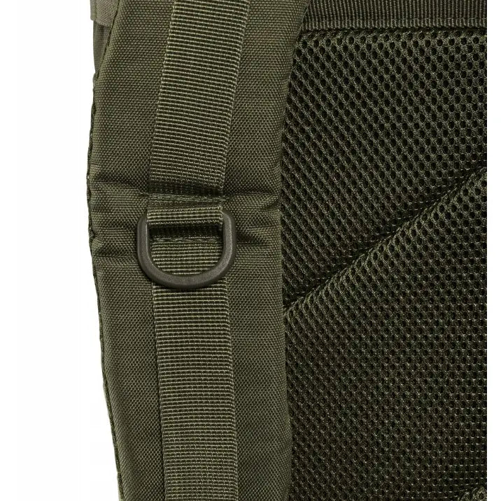 Militær ryggsekk Mil-Tec, nærbilde av olivengrønn skulderstropp med svart D-ring og polstret mesh-panel.