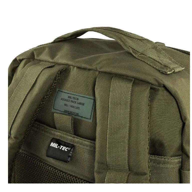 Militær ryggsekk Mil-Tec, nærbilde av øvre del med robuste bærestropper og tydelige merkeetiketter.
