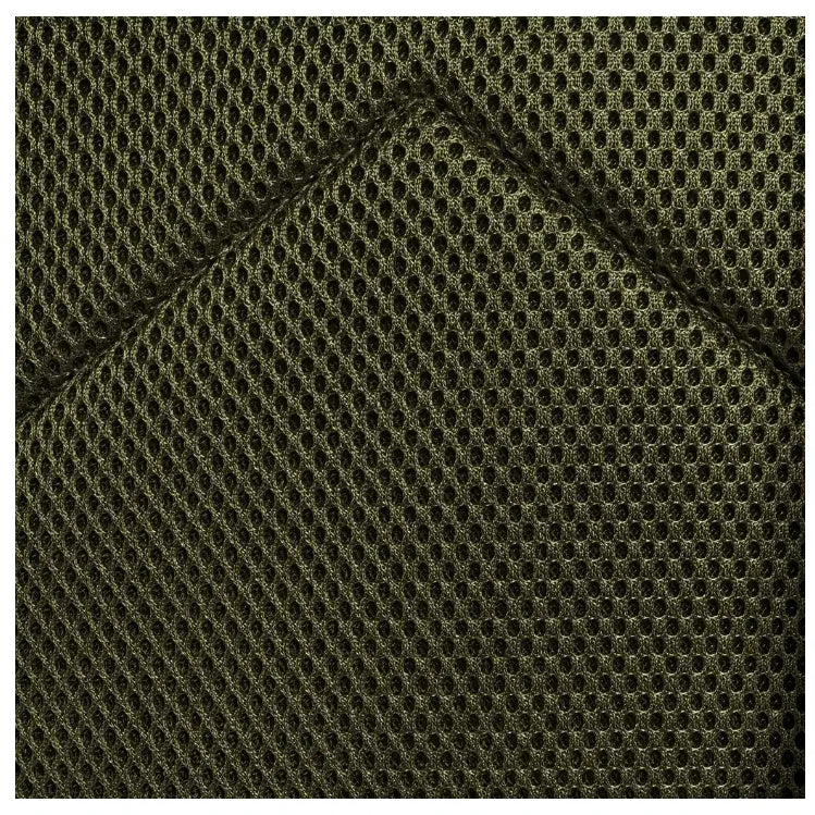 Militær ryggsekk Mil-Tec, nærbilde av olivengrønt mesh-stoff med små hull og diagonale sømmer.