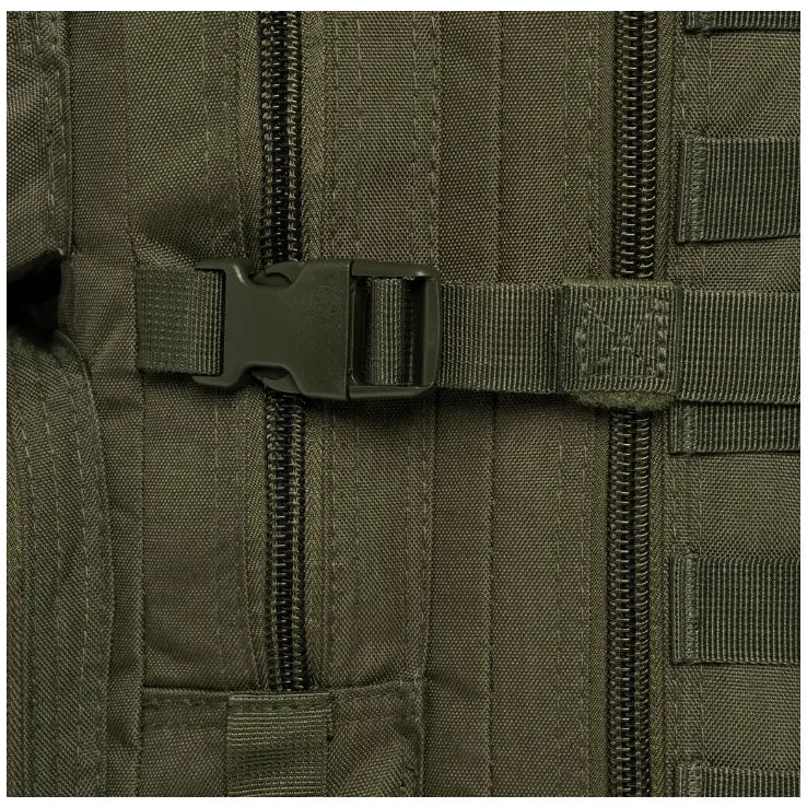 Militær ryggsekk Mil-Tec, nærbilde av olivengrønn tekstil, glidelås, rem og robust svart klikkspenne.