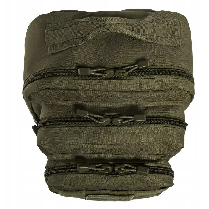 Militær ryggsekk Mil-Tec i olivengrønt, sett ovenfra med tre glidelåsrom og solid bærehåndtak.