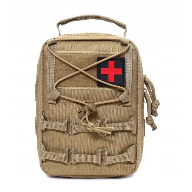 Militær taktisk førstehjelpsskrin Kangoo, sandfarget veske med rød logo, håndtak og strikksnøring.