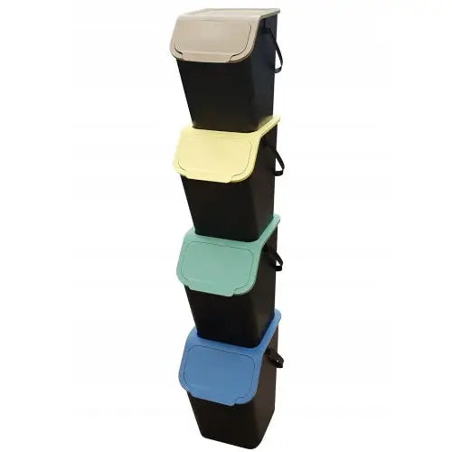 Miljøvennlige Bini sorteringsbokser, fire stablede bokser med fargede lokk sett fra skrå vinkel.